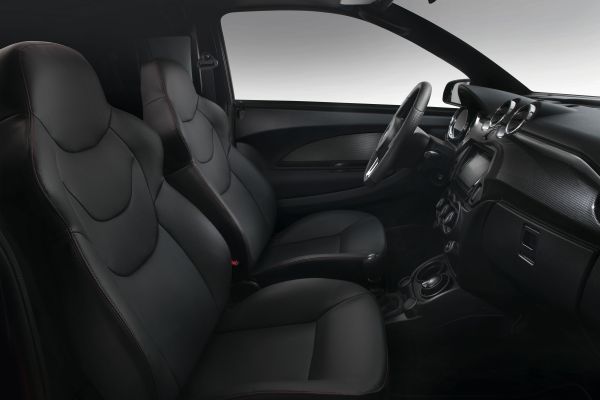 Brommobielen AIXAM Coupé GTi stoelen: zwart kunstlederen bekleding met rode stiksels