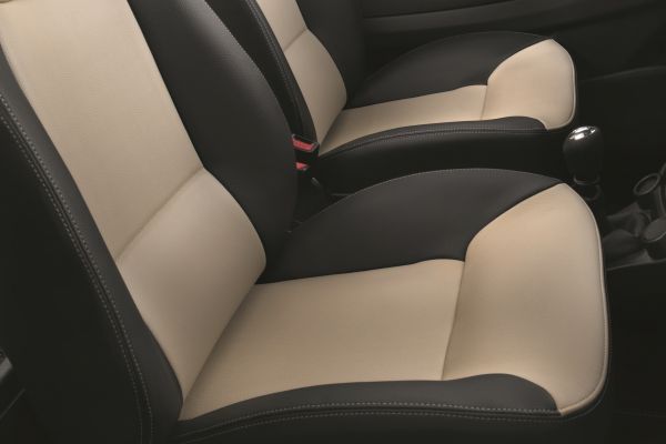 Brommobielen AIXAM Crossline Stoelen met 2-kleurig ivorenlook/zwart kunstlederen bekleding
