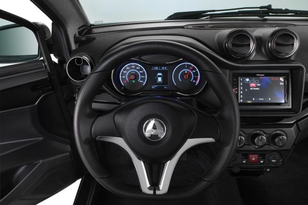Brommobielen AIXAM e City Interieur met tablet